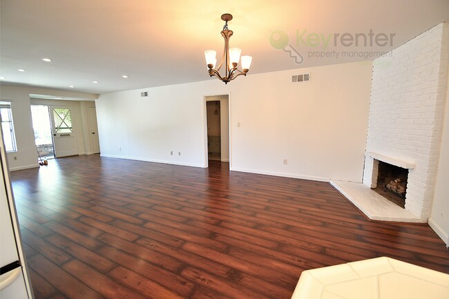 Building Photo - Poway School District | Conveniently locat...