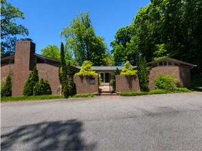 Building Photo - Large Lakefront Home Minutes from Downtown Greenville!