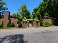 Building Photo - Large Lakefront Home Minutes from Downtown Greenville!