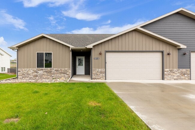 Building Photo - Stylish Living in a 3-Bed, 2-Bath Townhome...