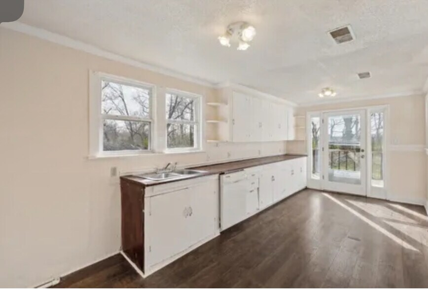 Kitchen - 8457 E Kerrville Rosemark Rd