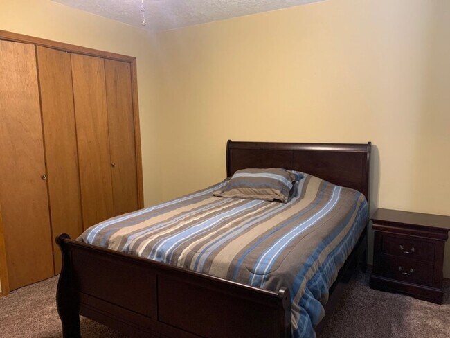 Building Photo - 3 Bedroom, 2 Bath, 2 car garage