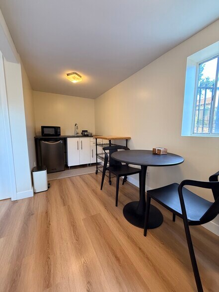 Building Photo - 1295 Foothill Dr