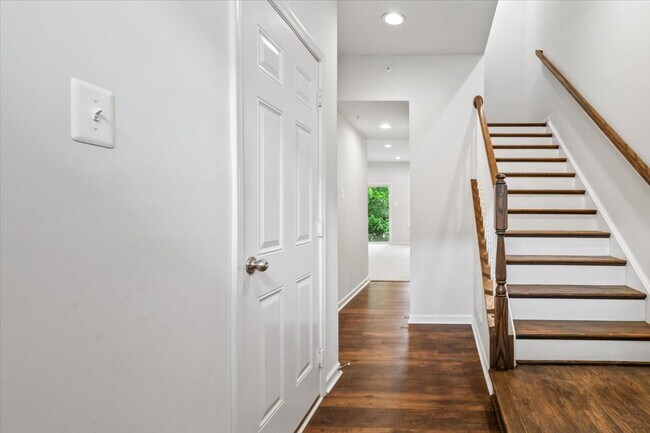 Building Photo - 309 Spring Bank Way