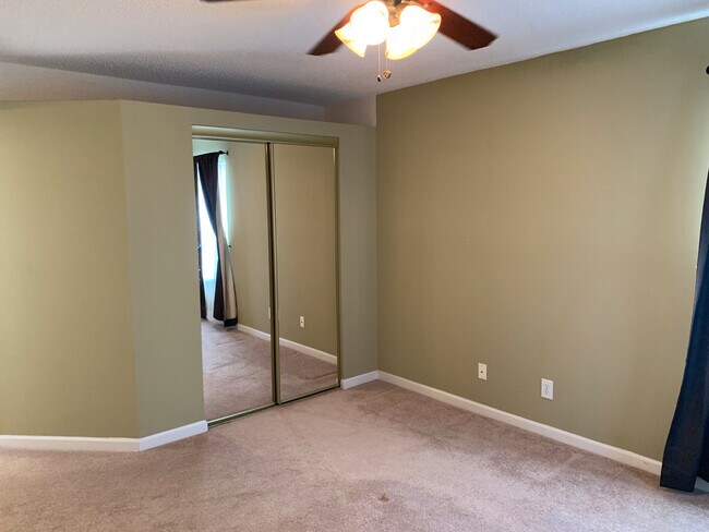 Building Photo - 2136 Clearwater Dr