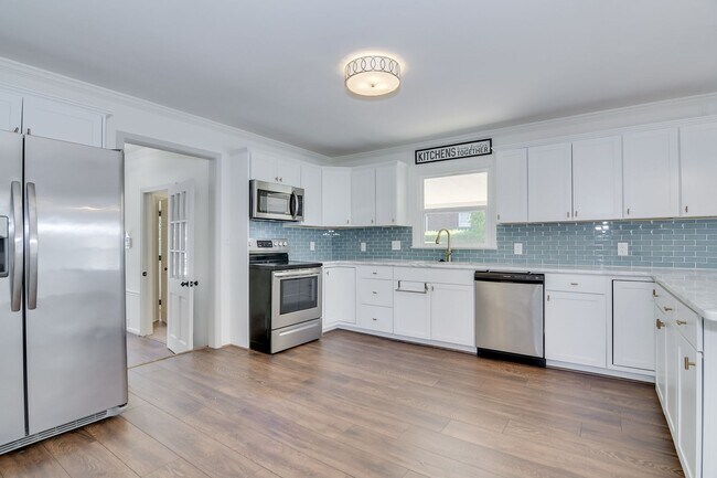 Building Photo - Southern Charm Brick Ranch Home