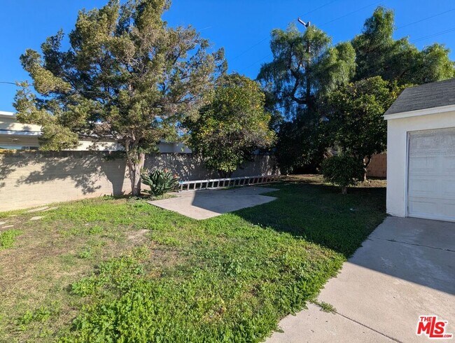 Building Photo - 6208 S Fairfax Ave