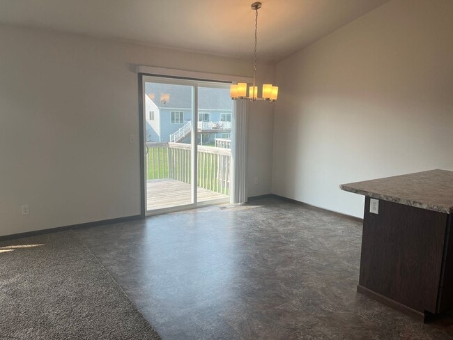 Building Photo - 3 Bed 3 Bath Twin Home