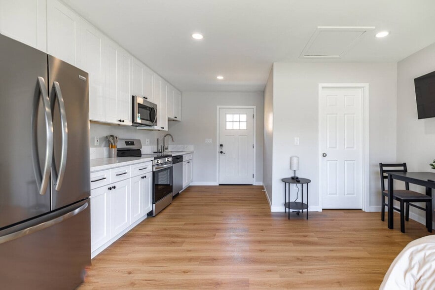 Building Photo - 8120 Melrose Ln