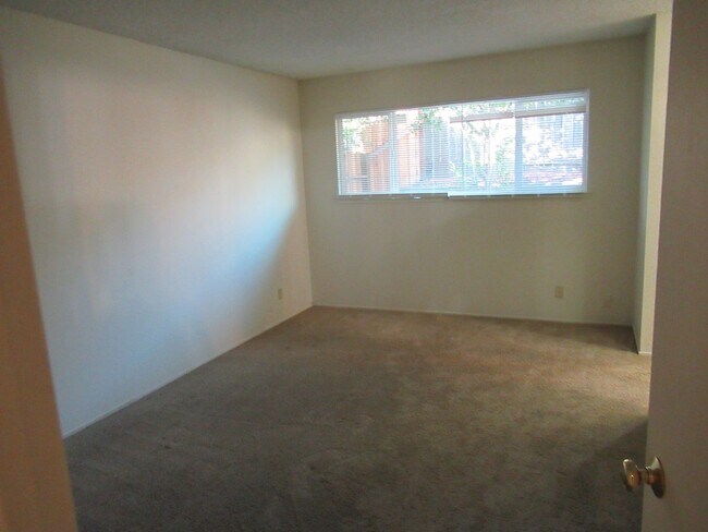 Building Photo - 2 BED 2 BATH DUPLEX FOR RENT