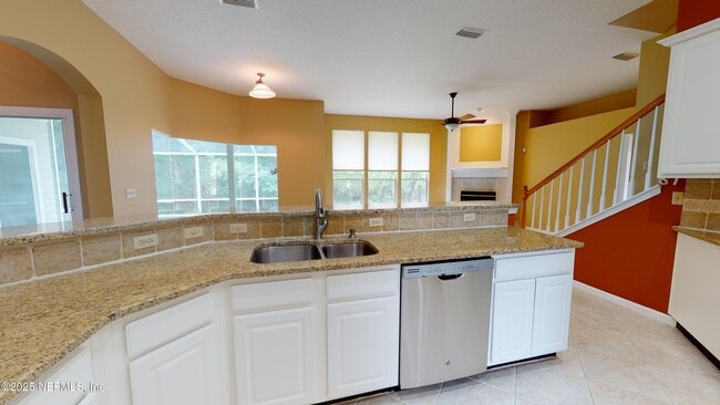 Building Photo - 11861 Lake Fern Dr