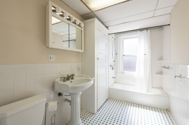 Building Photo - 1400 sf Fairmont Apartment with Washer/Dry...