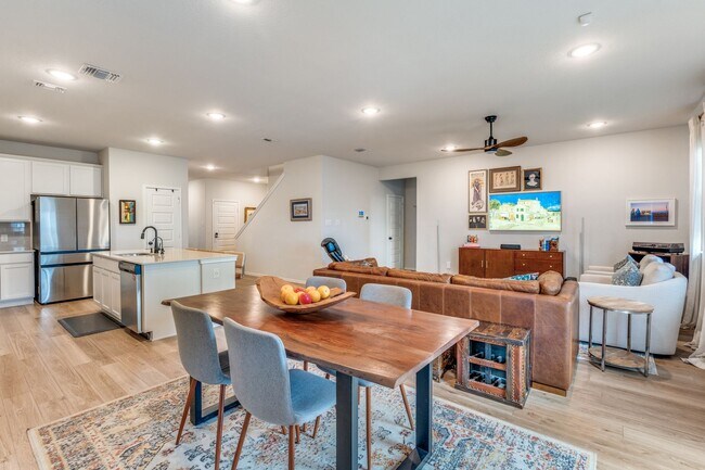 Building Photo - SPACIOUS 4-BEDROOM HOME IN BELLA ROSA