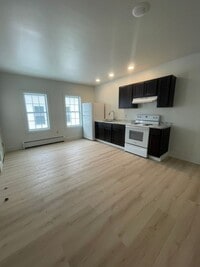 Building Photo - 319 Pleasant St
