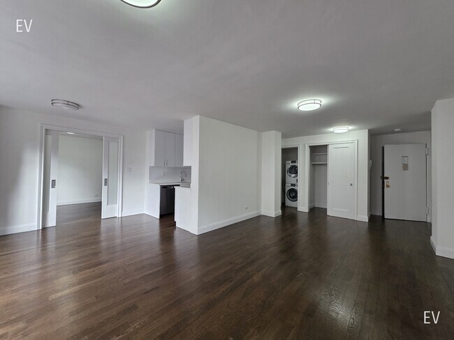 Building Photo - 145 E 16th St