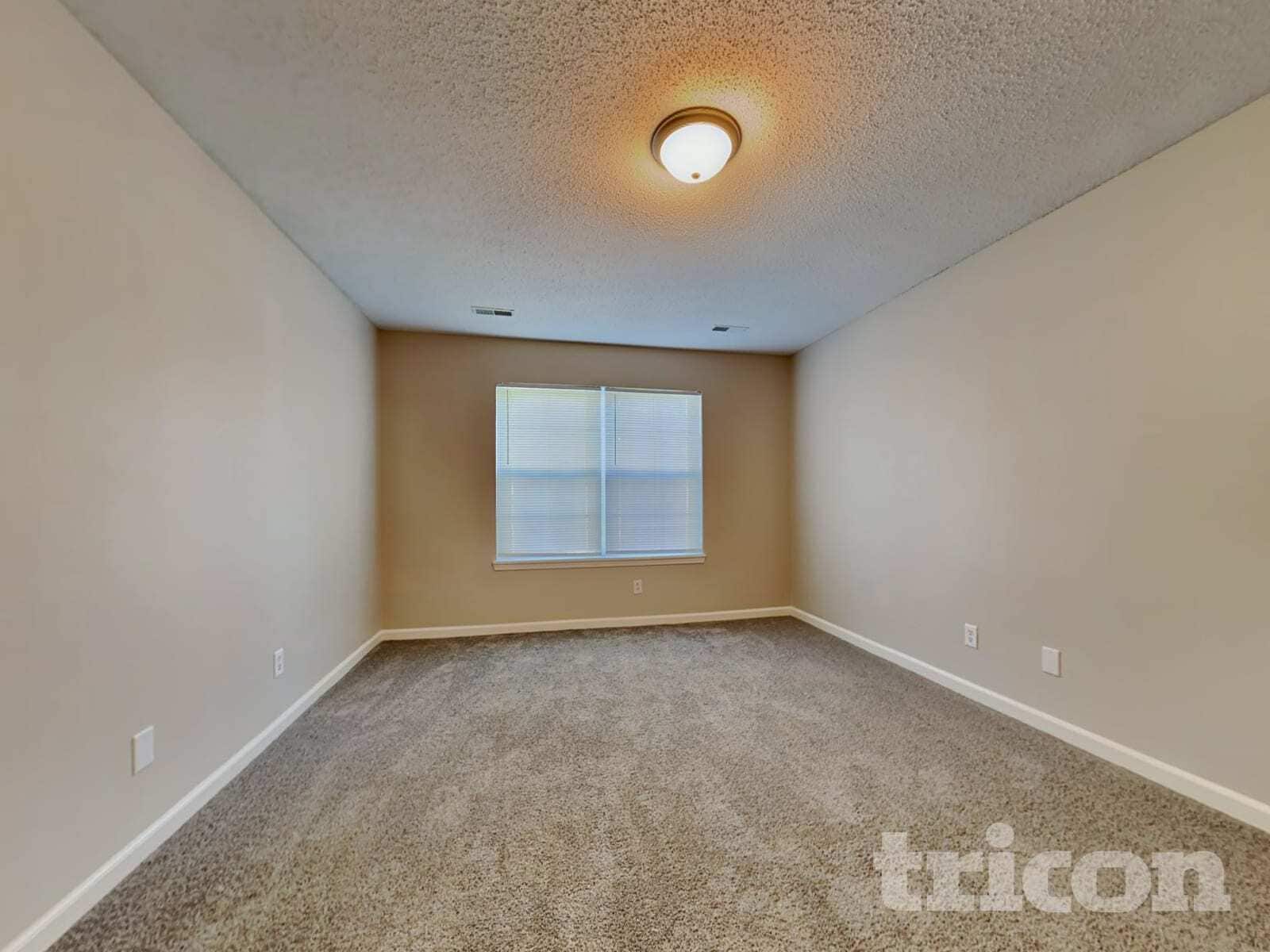 Building Photo - 2490 Lakecrest Dr