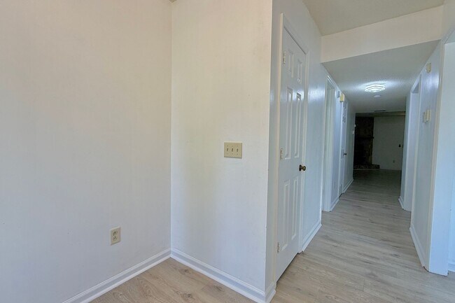 Building Photo - AVAILABLE END OF AUGUST 2026! (No pets preferred)