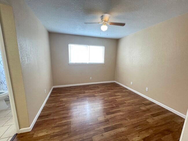 Building Photo - 327 E Locust St