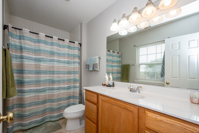 Building Photo - 532 Lake St