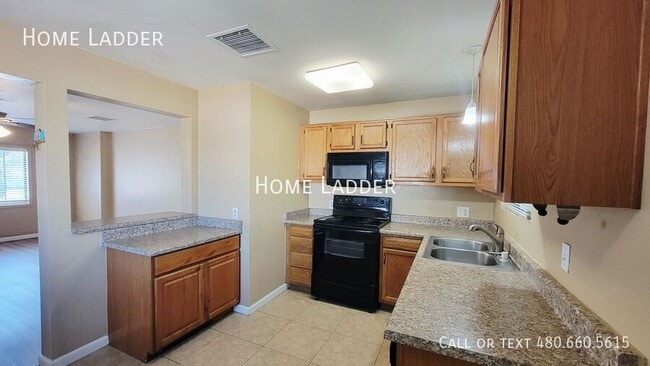 Building Photo - 2226 E Mitchell Dr