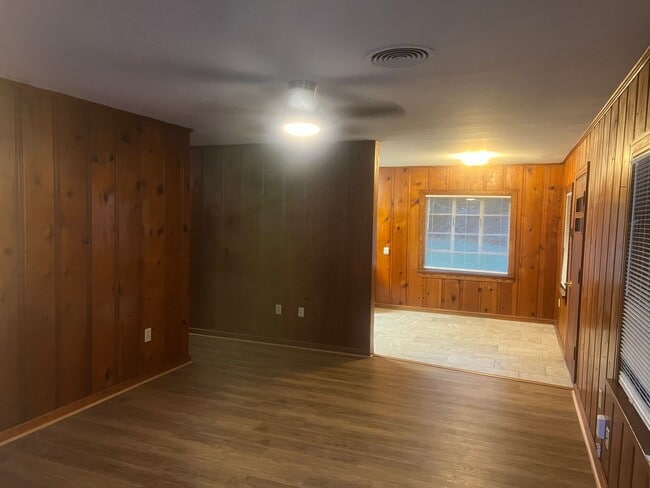 Building Photo - Charming 3 Bed 1 Bath Home
