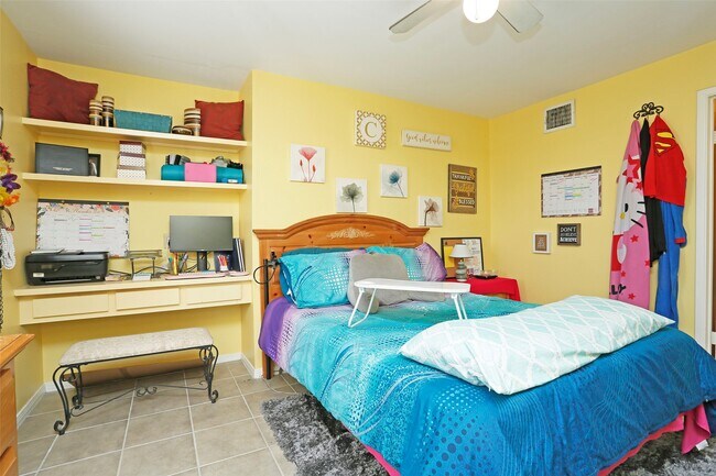 Building Photo - 2626 Holly Hall St