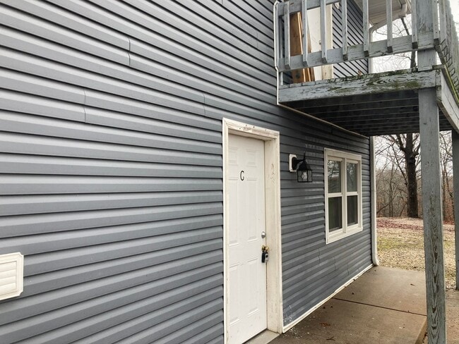 Building Photo - 2 Bedroom, 1 bathroom First Floor Apartment!