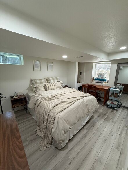 Building Photo - 1140 NE Oak Tree Dr