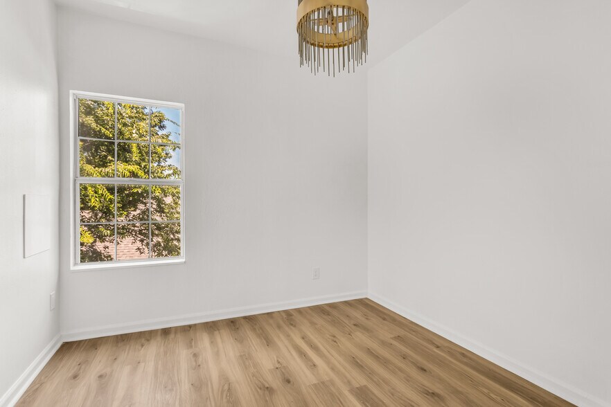 Building Photo - 5624 East Side Ave