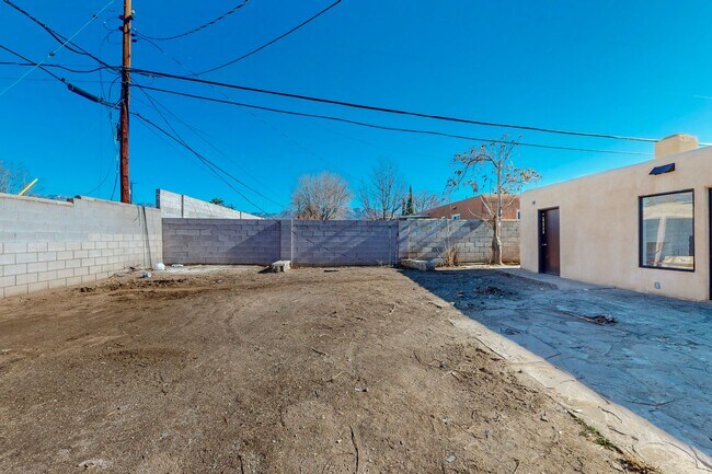 Building Photo - NE PUEBLO STYLE 3 Bedroom 2 Bath 1824/SF