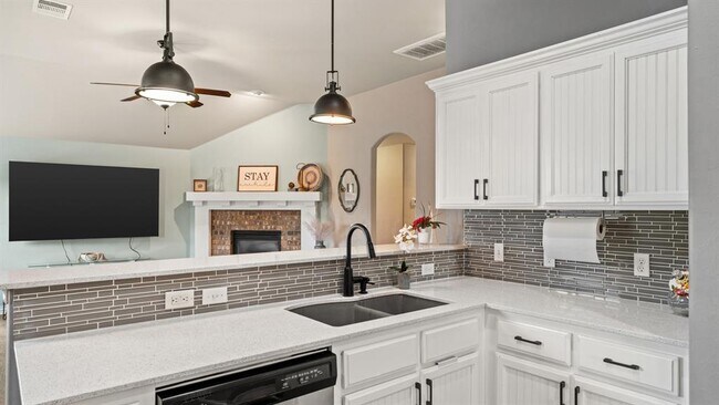 Building Photo - 16316 Drywater Dr