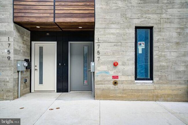Building Photo - 1746 Hope St