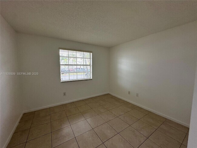 Building Photo - 2651 SE 19th Ct