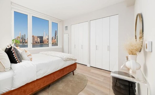 Building Photo - 3 bedroom in LONG ISLAND CITY NY 11109