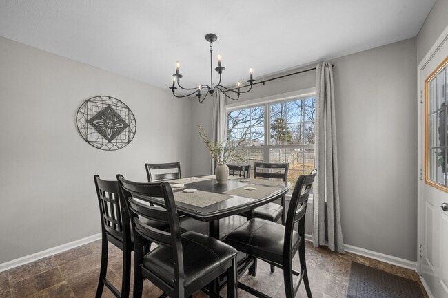 Building Photo - Pet Friendly, Bonus Room and Fenced Backyard!