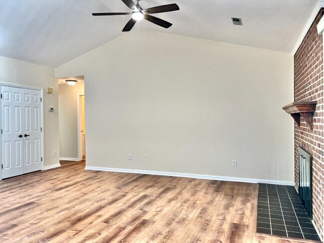 Building Photo - End Unit in Great Location!