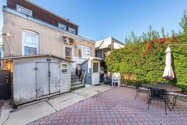 Building Photo - 606 59th St