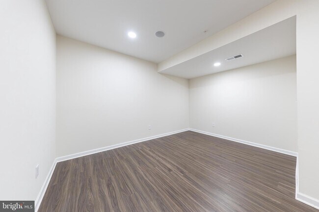 Building Photo - 7640 Knotting Hl Ln
