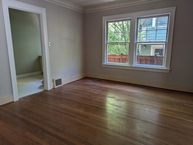 Building Photo - 2124 SE Elliott Ave