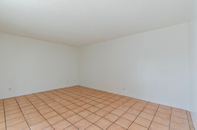 Building Photo - Cozzy Townhome with incredible mountain views! New Kitchen Appliances!