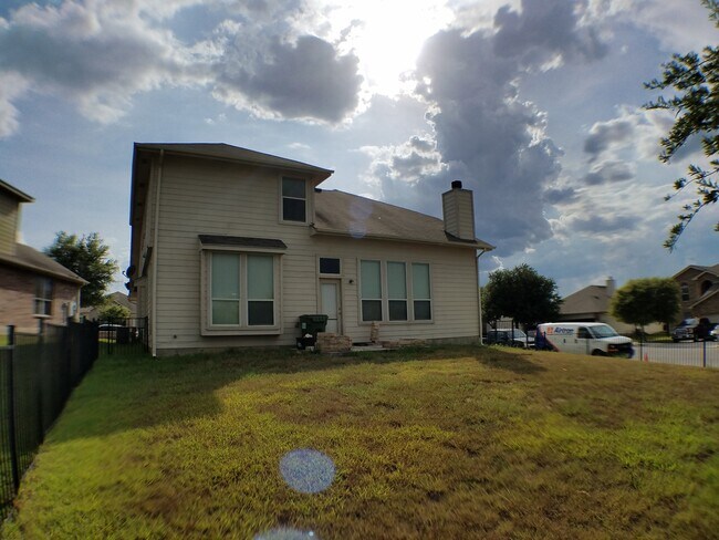 Building Photo - Large 4 bed house with master downstairs a...