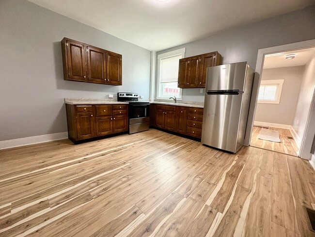 Building Photo - 2 Bedroom 1 Bathroom in Lancaster!