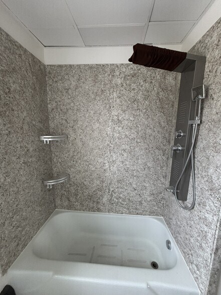 Shower - 2136 Mountain View Ave