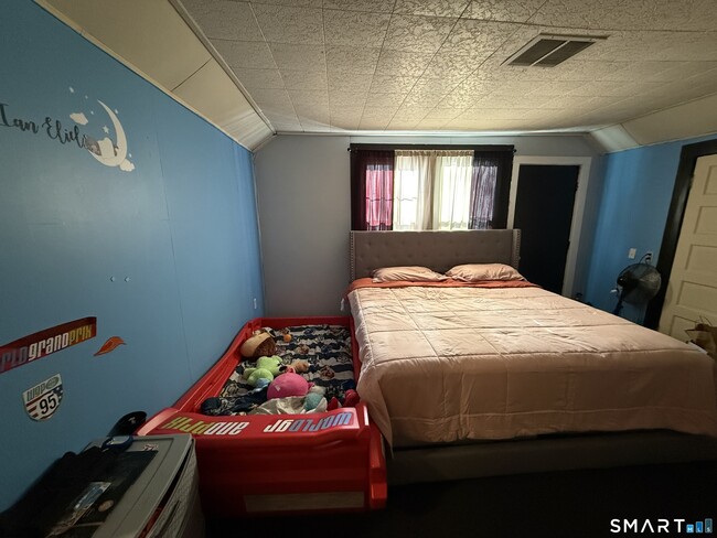 Building Photo - 74 George St