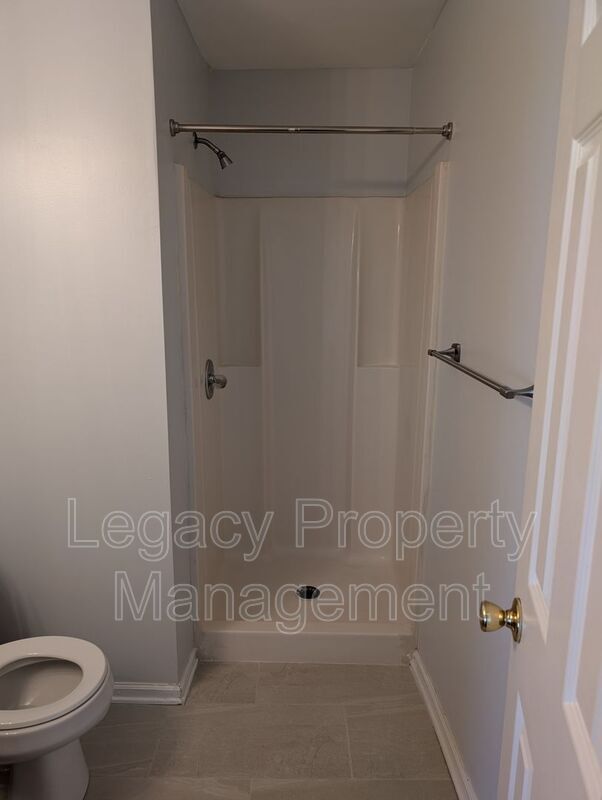 Building Photo - 527 S Anthony St