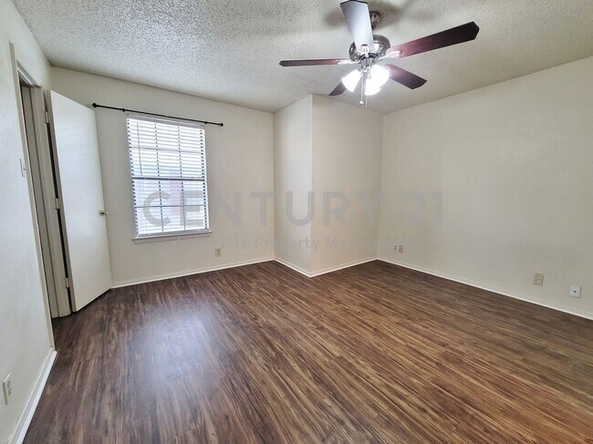 Building Photo - 929 W Hickory St