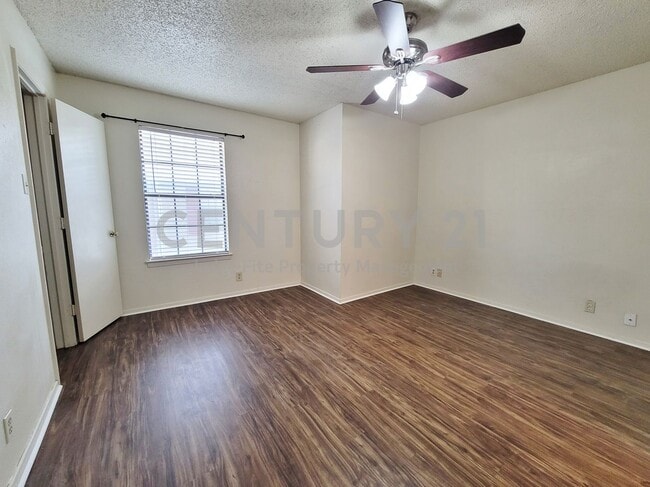 Building Photo - Fabulous 2/2.5 Within Walking Distance to UNT For Rent!