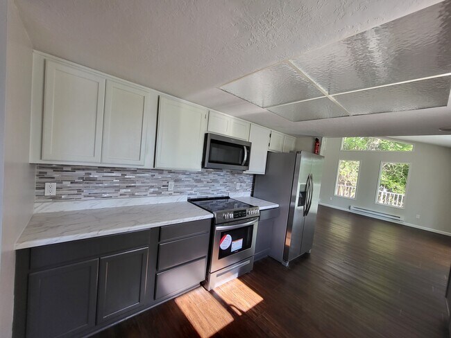 Building Photo - 1215 Hillcrest Dr
