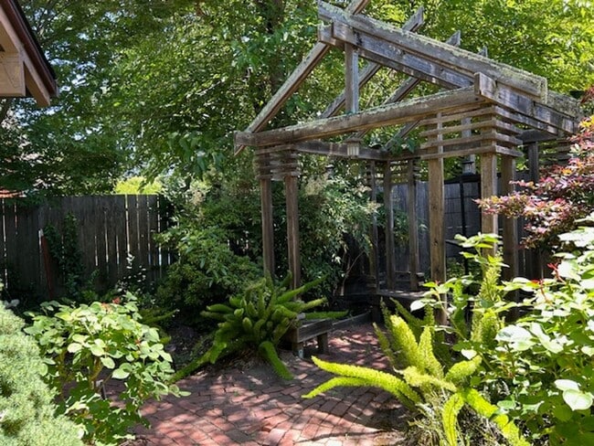 Building Photo - Charming 3bed/2.5Bath  Bennett Valley Home...