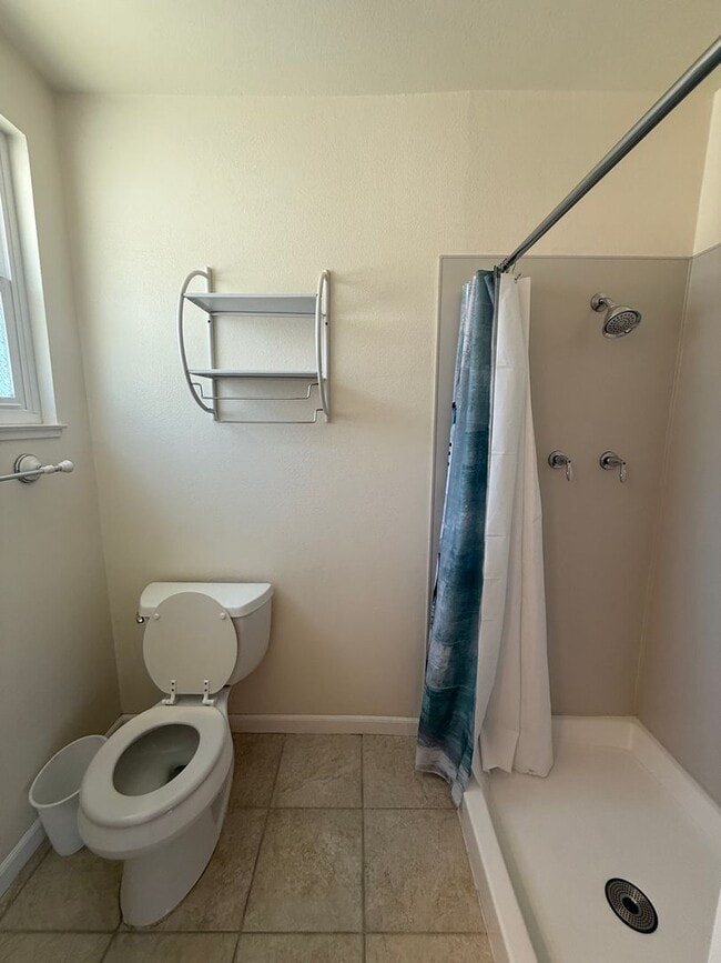 Building Photo - 3 bed 2 bath home available now!